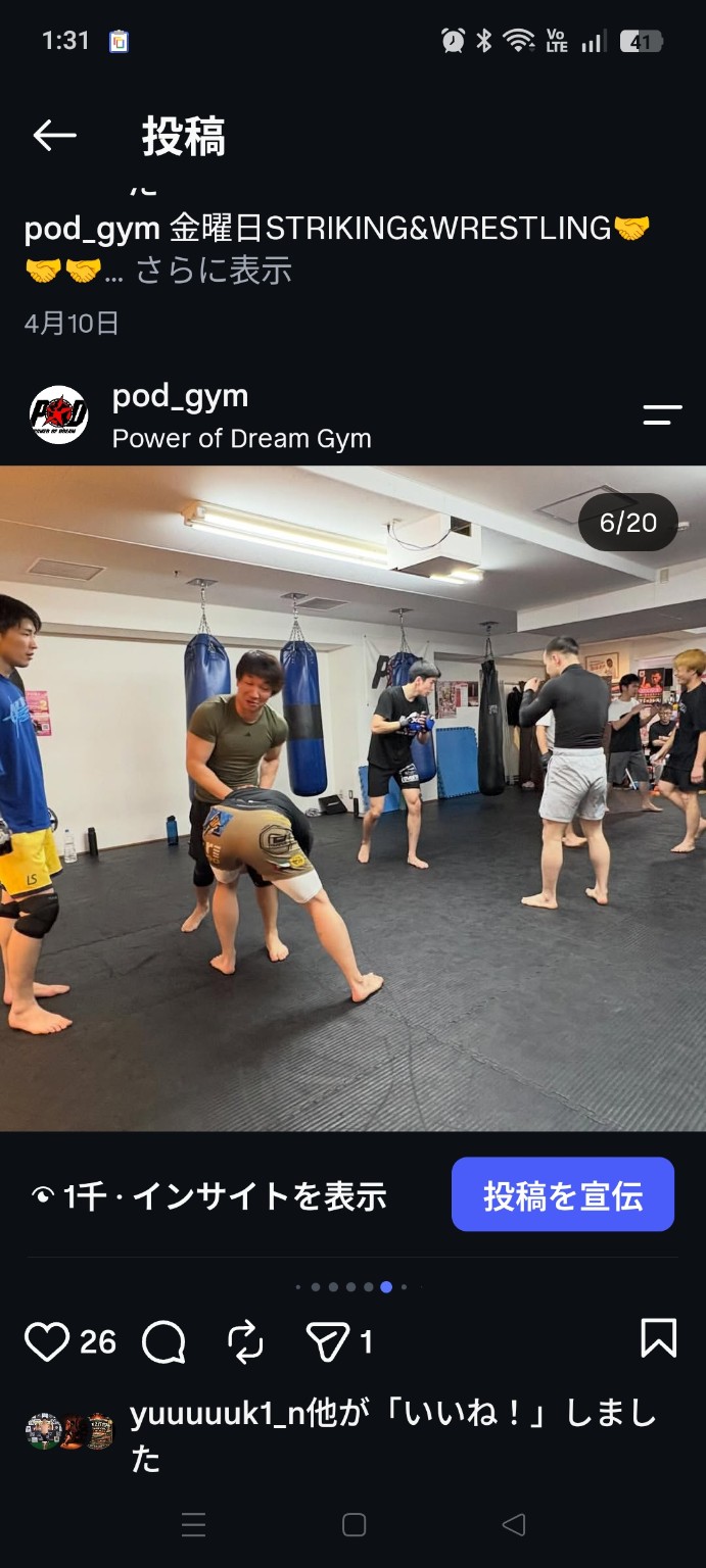 タックルの動きを確認するレスリング練習
