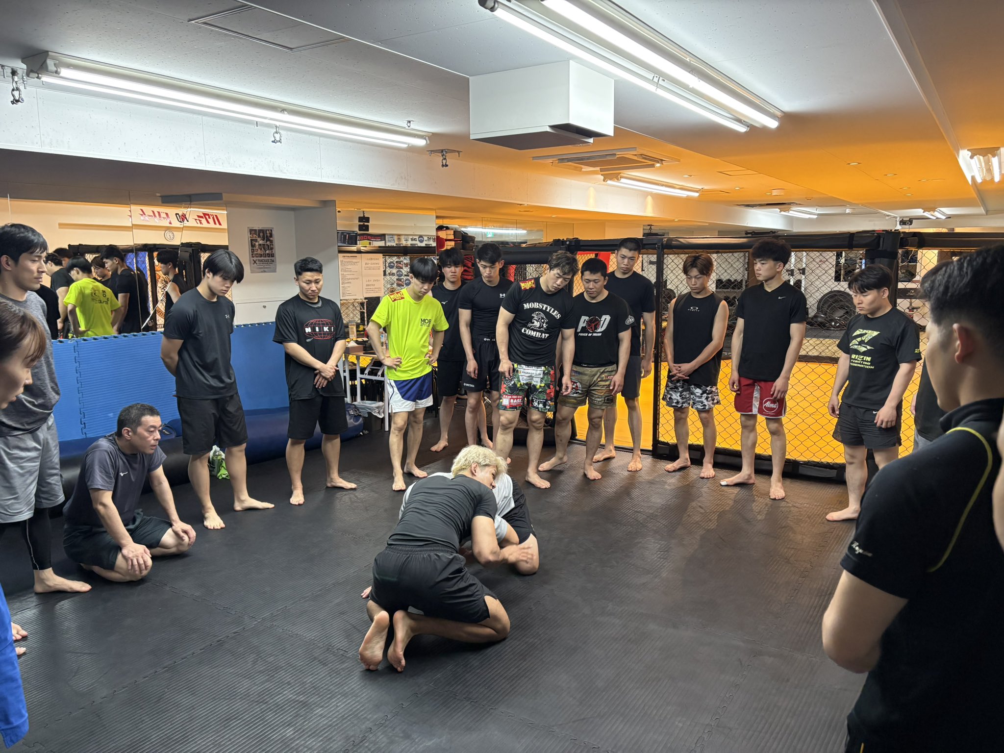 寝技の実演を囲み、技術を学ぶPOD GYMの練習風景