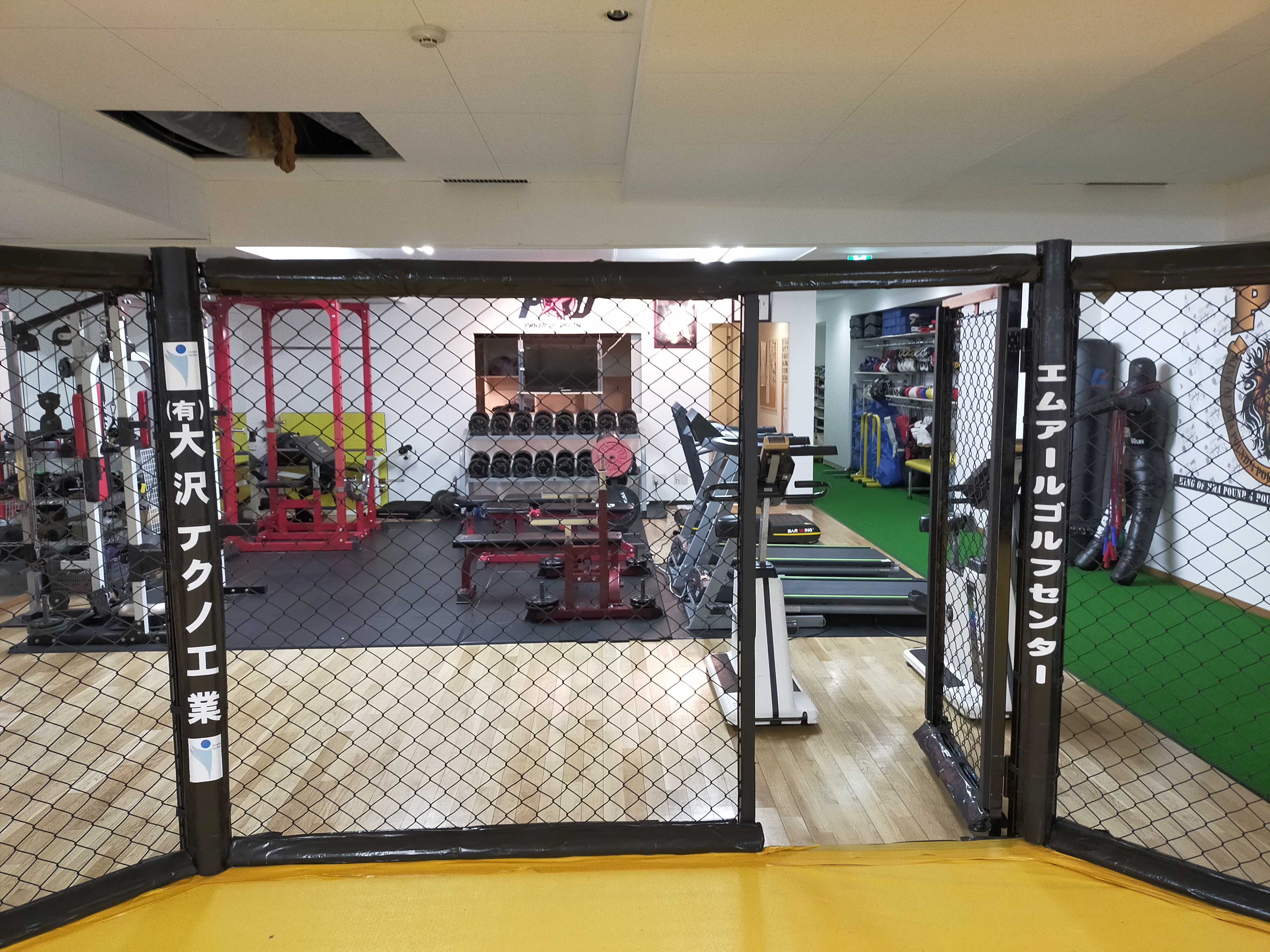 POD GYMのケージとウェイトトレーニング設備